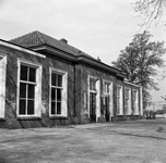 150143 Gezicht op de voorgevel van het N.S.-station Barneveld-Voorthuizen te Barneveld.